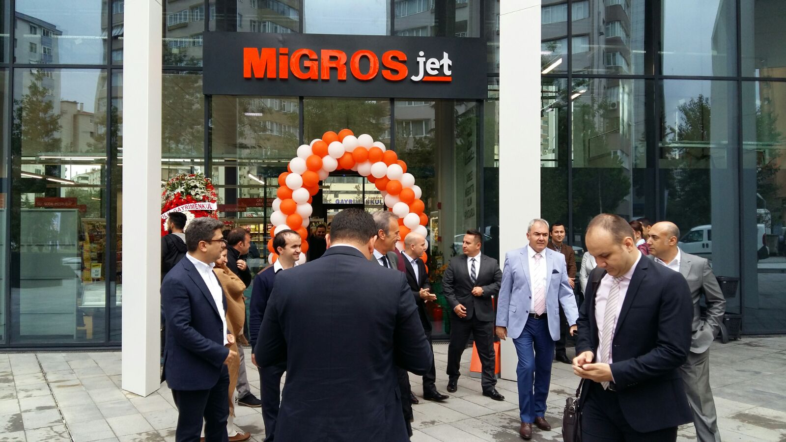 pazarlama çalışmalarını yürüttüğümüz, and bina’sının ilk perakende alanı kiralaması "migros jet" bugün faaliyete girmiştir.